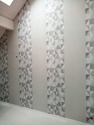 Mur en papier peint géométrique posé