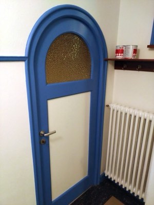 Porte et boiseries repeintes en bleu
