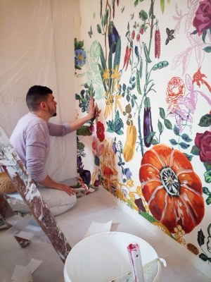 Fresque florale posée sur un mur