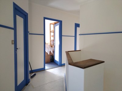 Couloir repeint avec encadrements bleus
