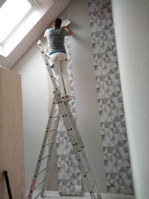 Chambre sous pente en papier peint