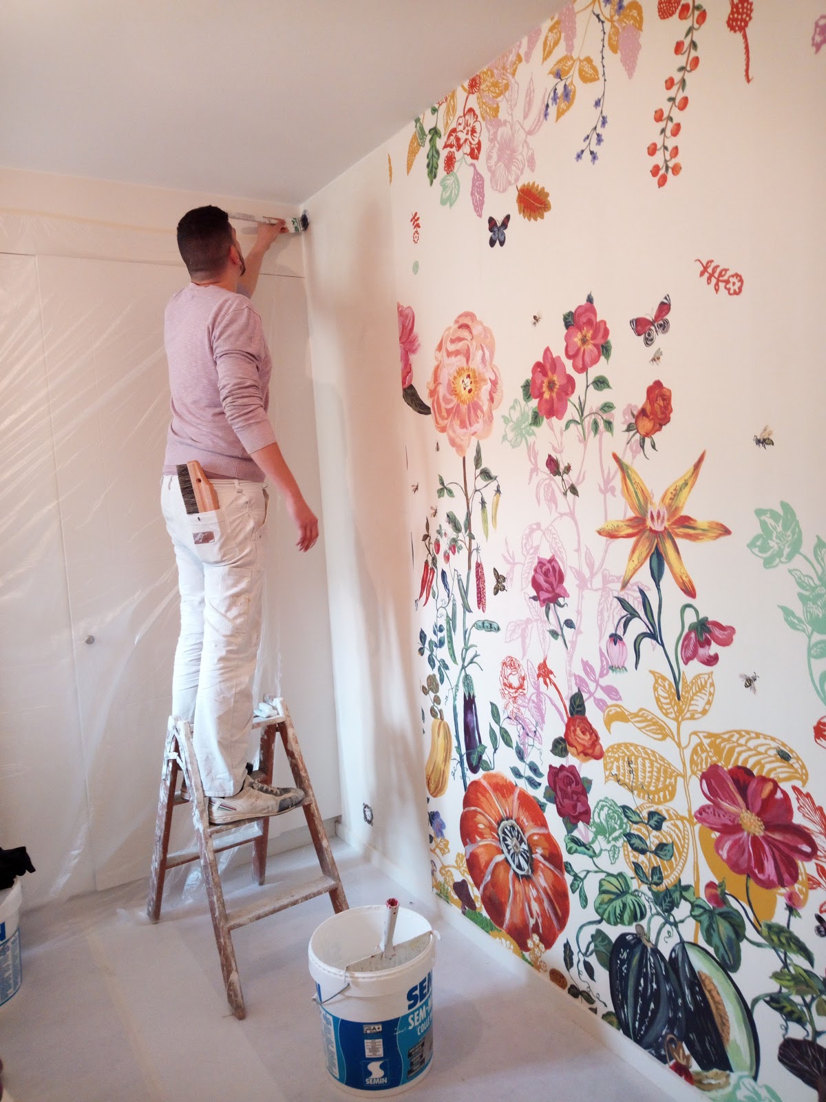 Décor mural fleuri sur toute la hauteur
