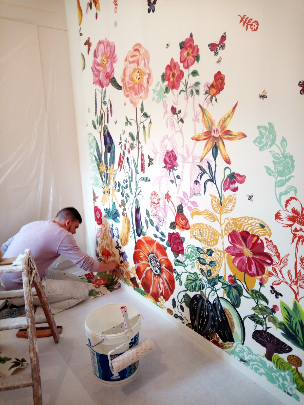 Panoramique floral posé dans un séjour